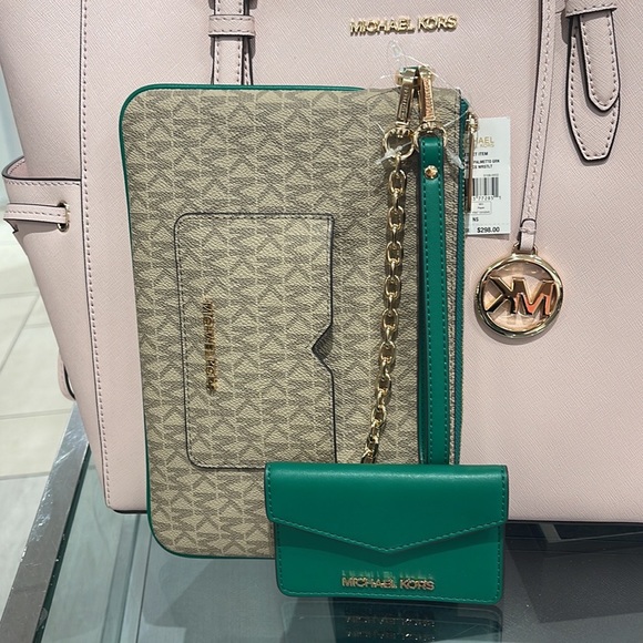 MICHAEL KORS JET SET ITEM LG 2 in 1 CARD CASE & WRISTLET
Palmetto Green
NWT - Picture 5 of 16
